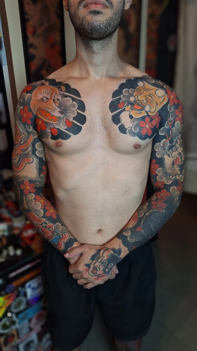 Armpiece com máscaras tradicionais japonesas