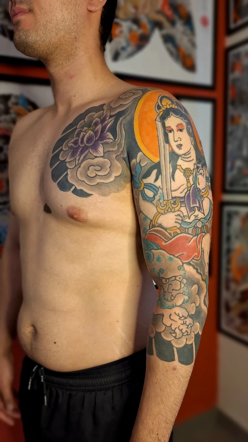Armpiece com entidade mística japonesa