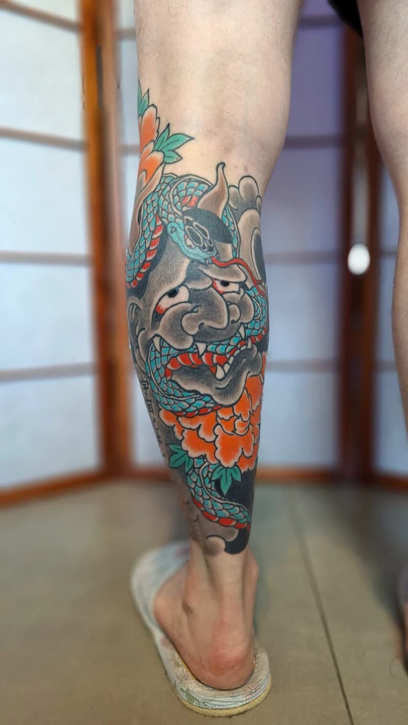 Fechamento de panturrilha com máscara Hannya