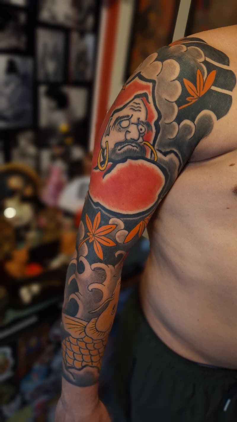 Armpiece com carpa e entidade mística japonesa
