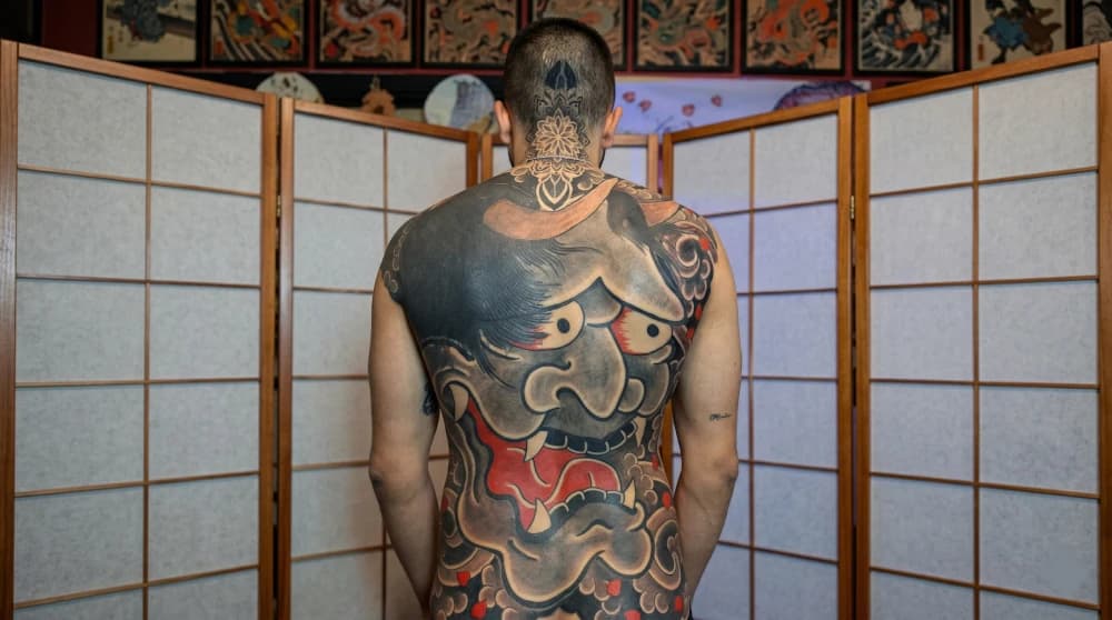 Antes e depois de uma cobertura de tatuagem mostrando a transformação