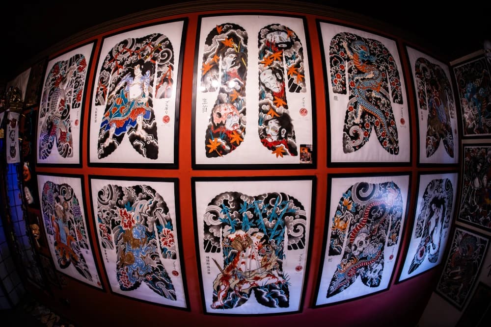 Quadros de tatuagens tradicionais japonesas mostrando a arte do Irezumi
