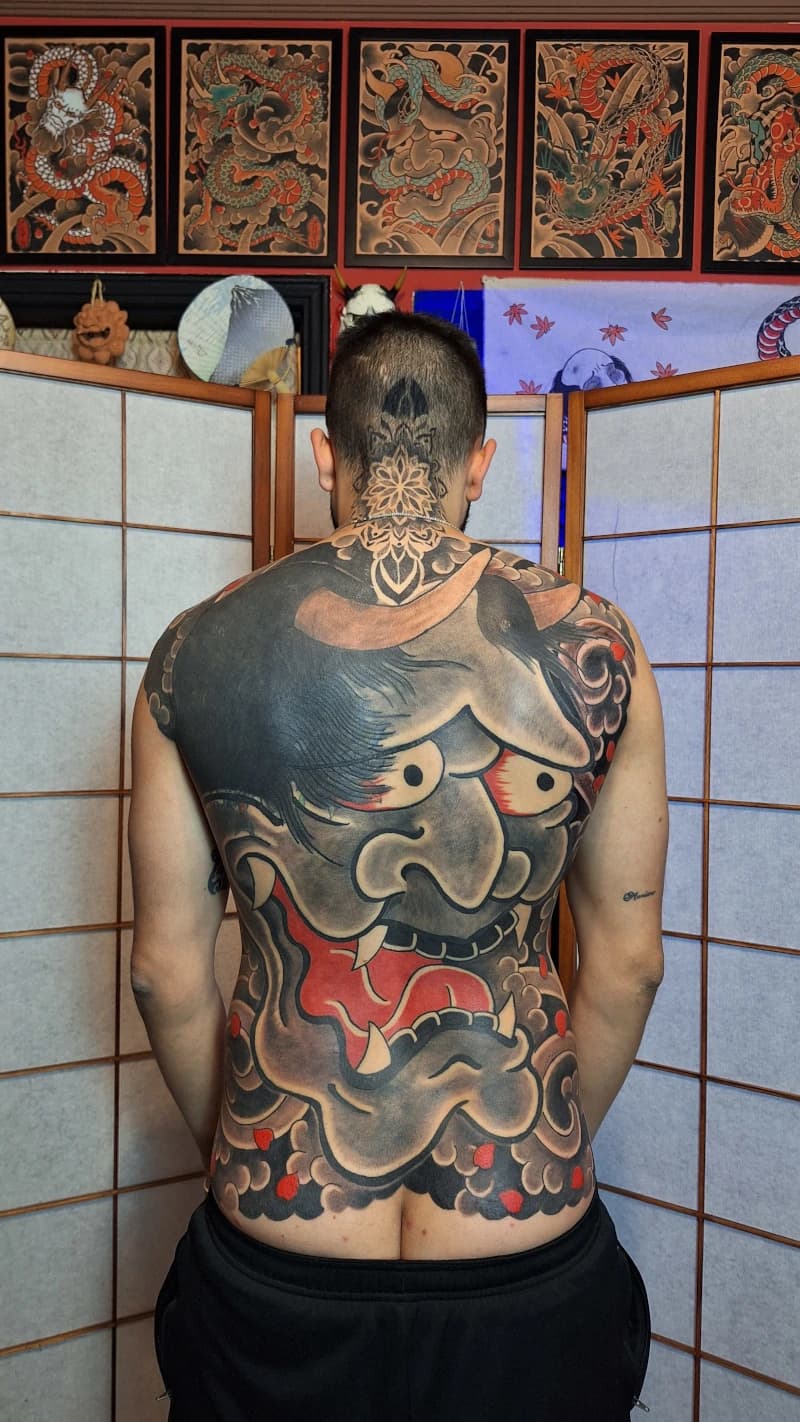 Cobertura de tatuagem nas costas com Hannya