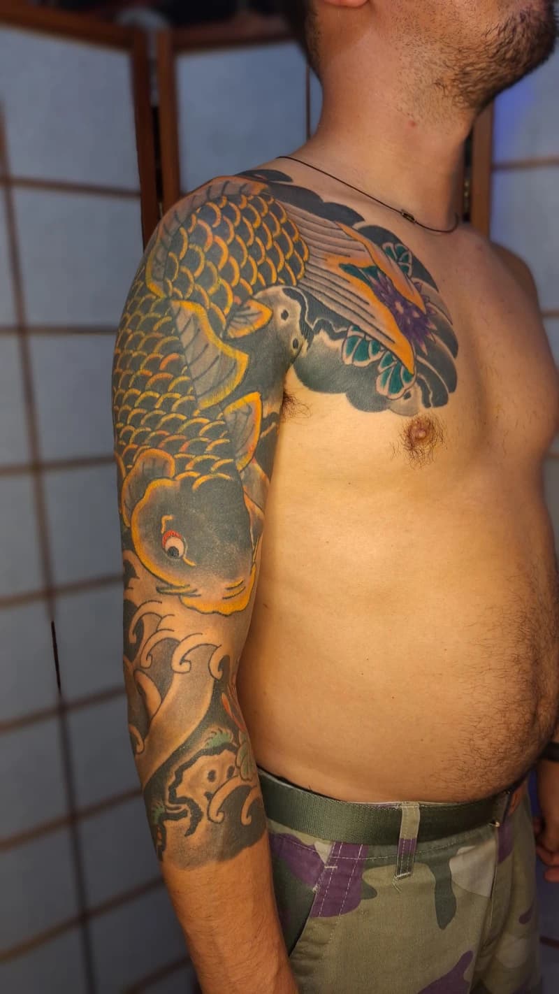 Cobertura de tatuagem no braço feita à mão por Felipe Brunelli