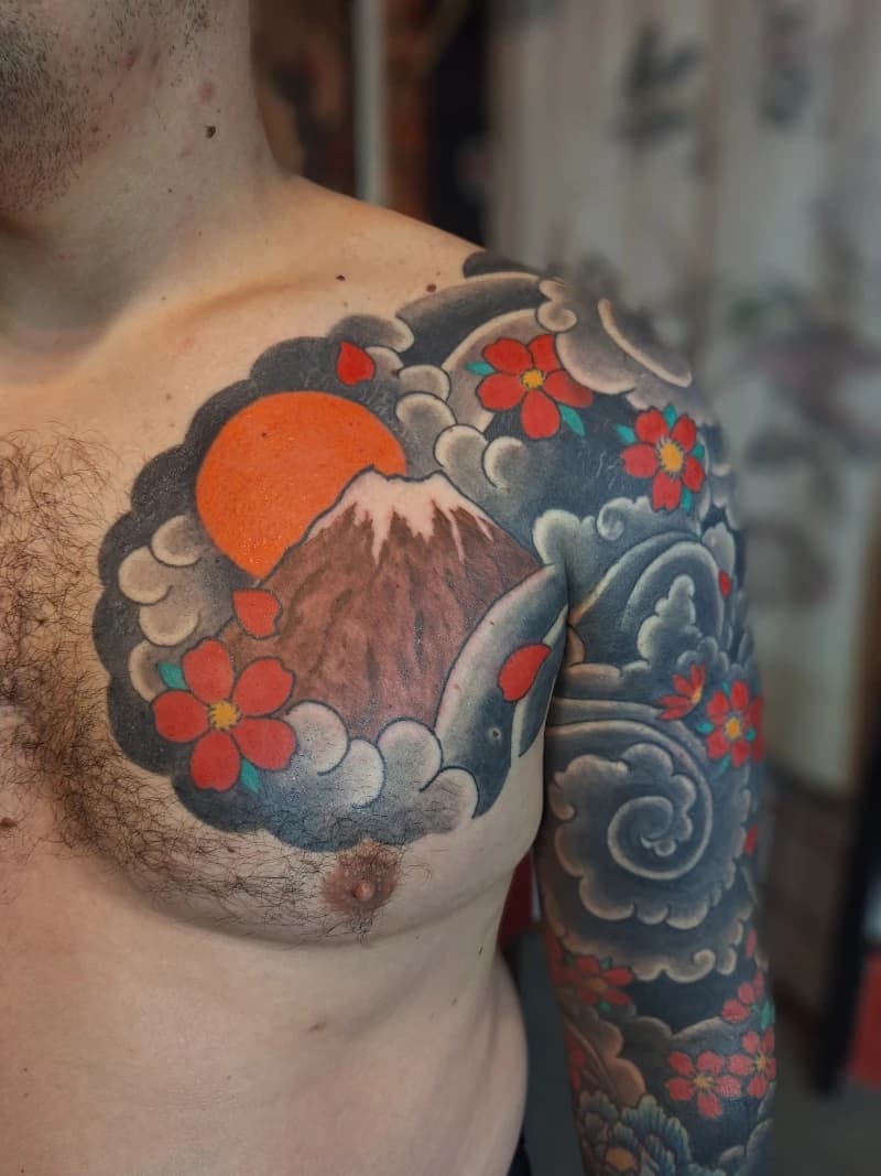 Cobertura de tatuagem no peito e ombro