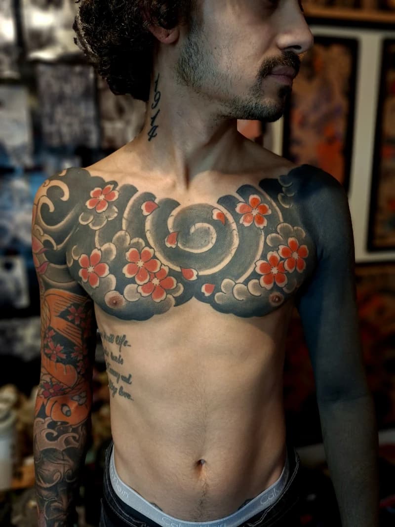 Cobertura de tatuagem no peito