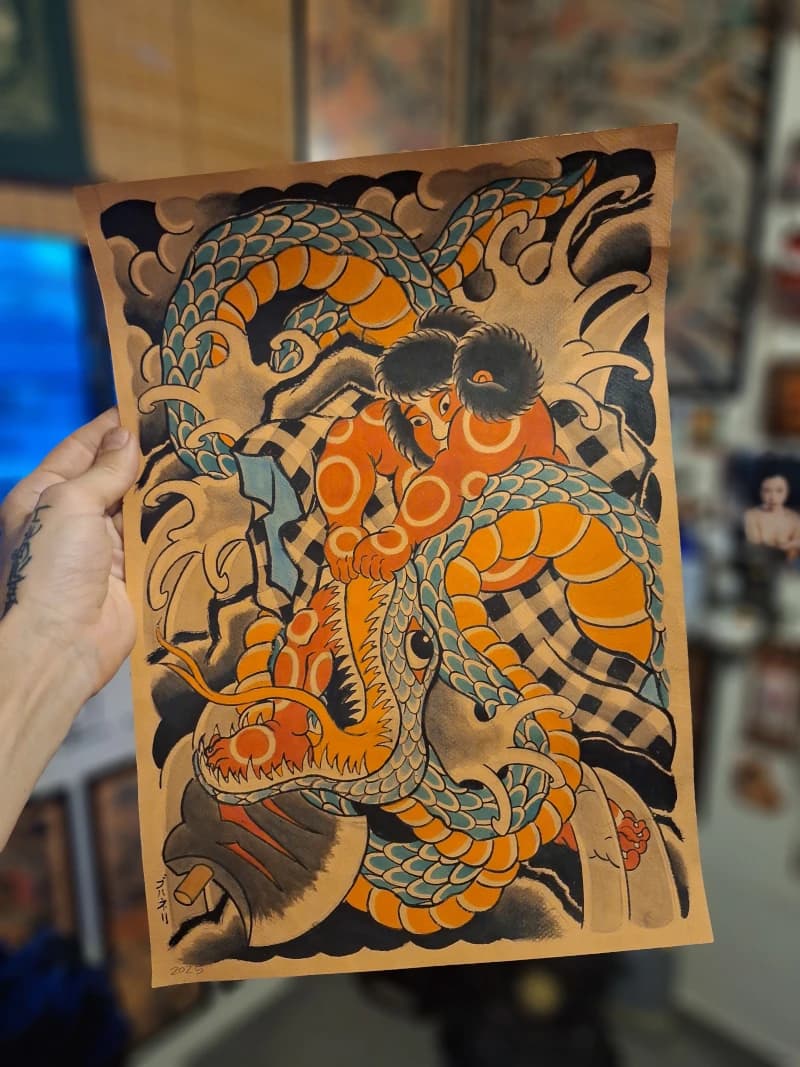 Desenho tradicional de uma serpente lutando feito à mão por Felipe Brunelli